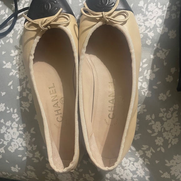 CHANEL Two-Tone Beige and Black Ballerina flats - Picture 1 of 2